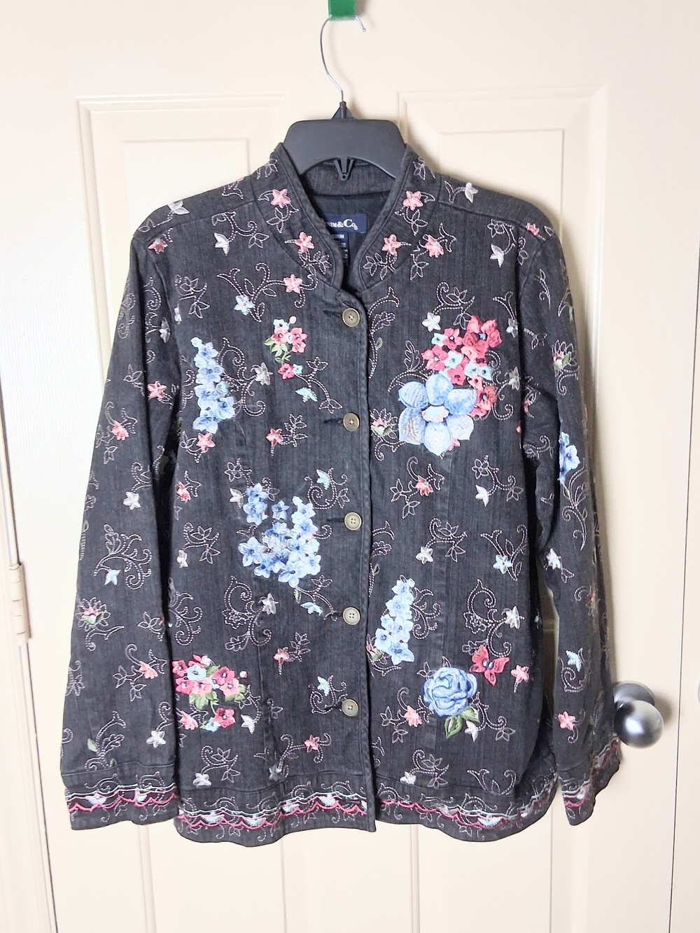 Denim&Co Vintage Women Faded Black Floral Embroiderd Denim Jacket Size Medium